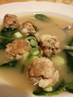 Una foto de Albóndigas de cerdo y gambas en caldo aromático