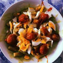 Una foto de Pasta de lentejas rojas con salsa de aguacate