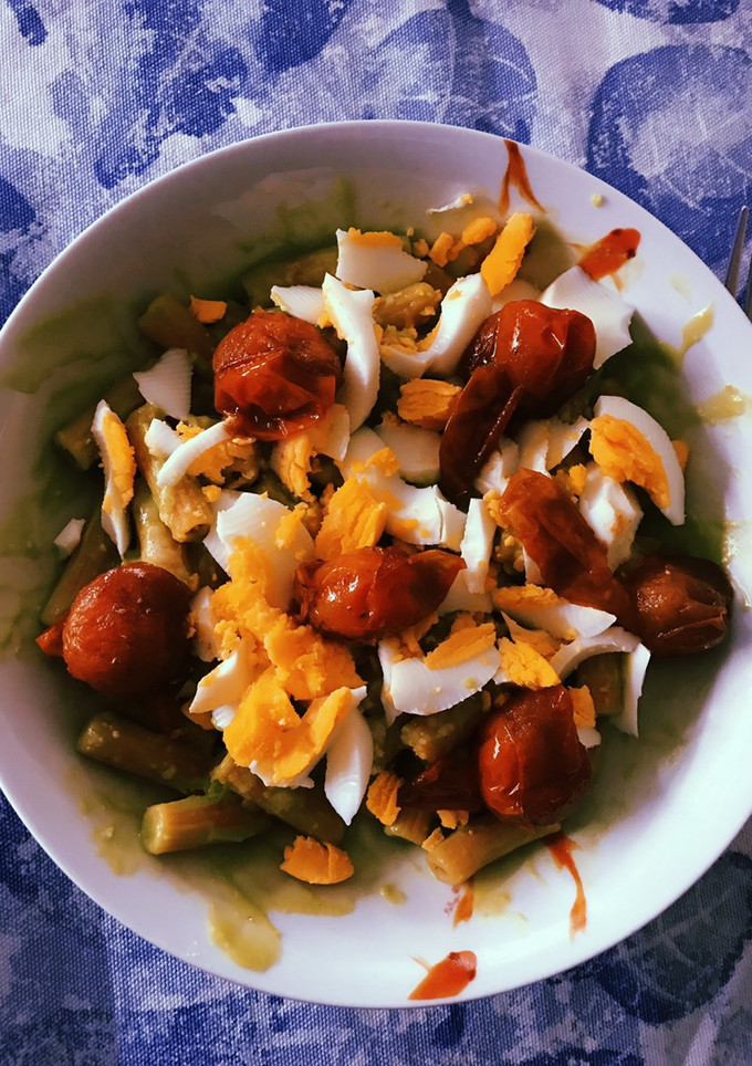 Una foto de Pasta de lentejas rojas con salsa de aguacate
