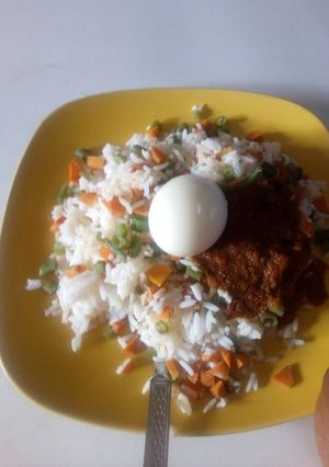 A picture of Rice with tomatoe stew.
