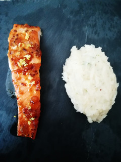 Una foto de Salmón al horno en salsa de melocotón