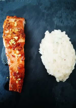Una foto de Salmón al horno en salsa de melocotón