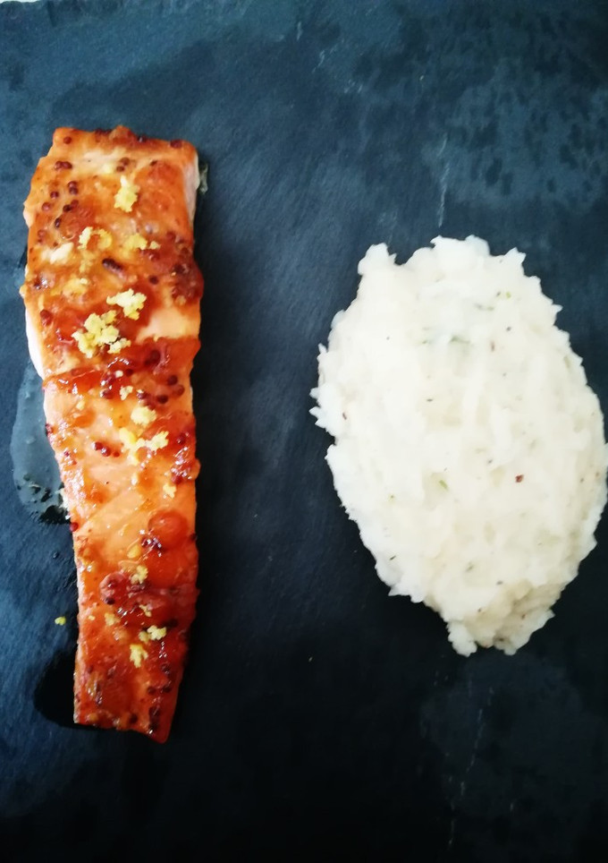 Una foto de Salmón al horno en salsa de melocotón