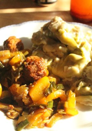 Una foto de Tortelinis, salsa paternoster, albóndigas vegetales y pan a la "Pepeluí"