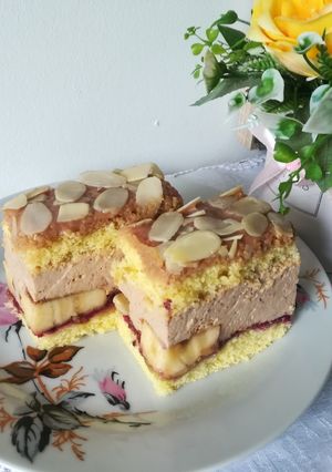 Zdjęcie przepisu Kajmakowy sernik z bananami w biszkopcie.