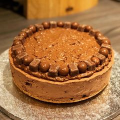 A picture of Malteaser & Wispa no-bake Cheesecake.
