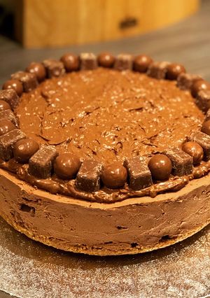 A picture of Malteaser & Wispa no-bake Cheesecake.