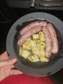 Una foto de Salchichas con patatas al horno sabor chimichurri