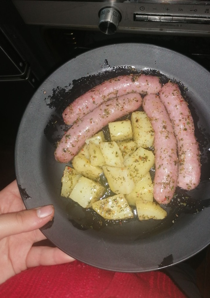 Una foto de Salchichas con patatas al horno sabor chimichurri