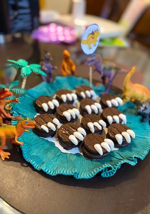 Una foto de Alfajorcitos de chocolate para candy bar dinosaurios 🦖