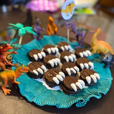 Alfajorcitos de chocolate para candy bar dinosaurios ? Receta de  anapaulabarbieri1983- Cookpad