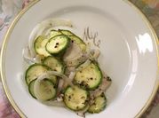 Una foto de pescado con calabacitas