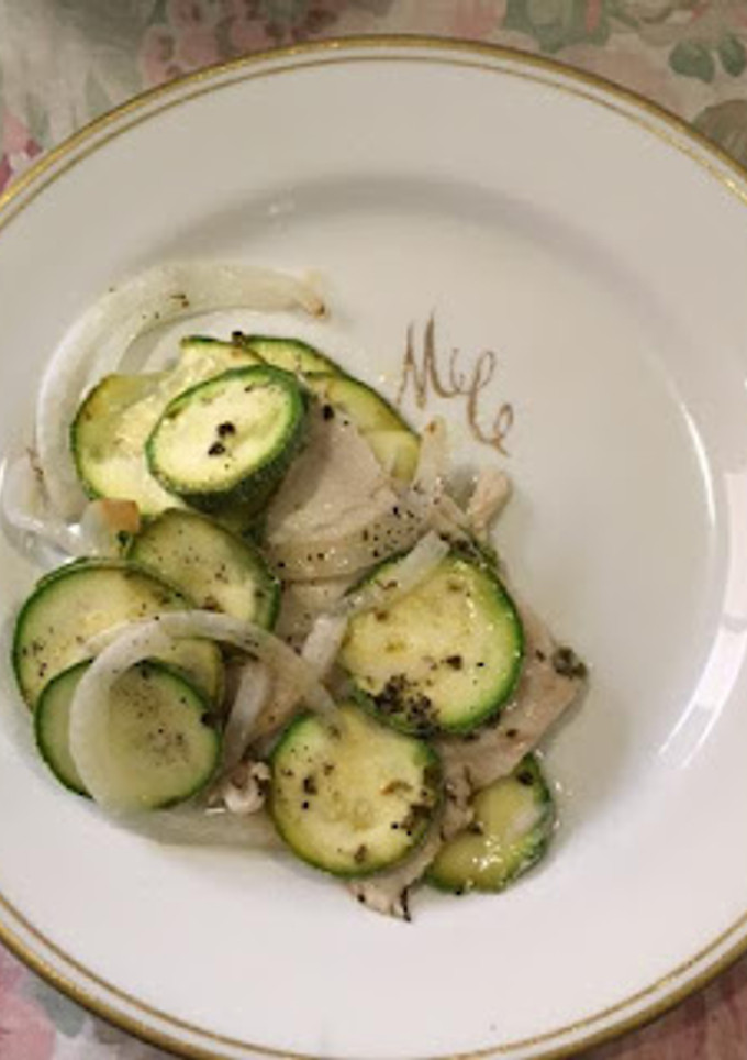 Una foto de Pescado con calabacitas