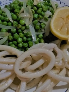 Una foto de Combinado de guisantes y pota