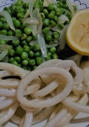 Una foto de Combinado de guisantes y pota