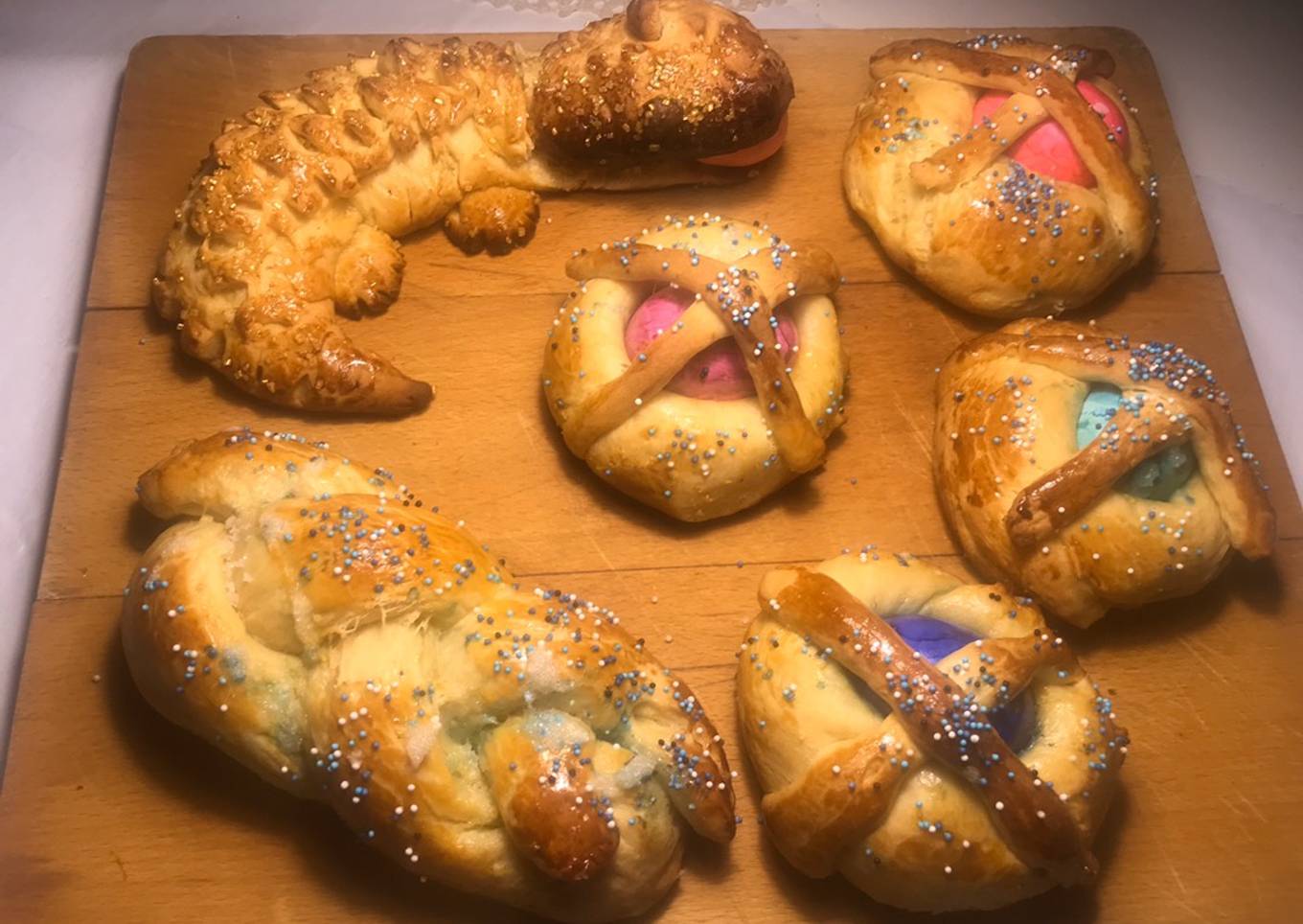 Monas, el tsoureki y el dragoncito. Dulces de Pascua