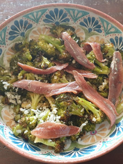 Una foto de Brócoli al horno con anchoas y parmesano