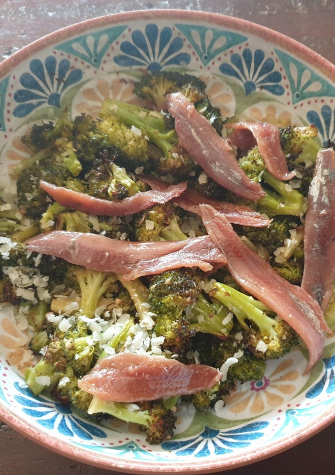 Una foto de Brócoli al horno con anchoas y parmesano