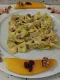 Pasta farfalle de limón con crema de mango y pesto de frutos secos