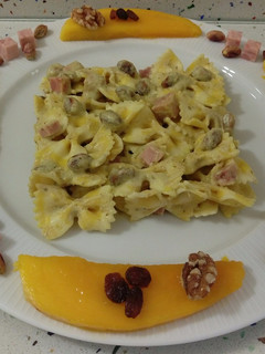 Foto principal de Pasta farfalle de limón con crema de mango y pesto de frutos secos