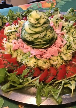 Une photo de Salade de roquette au jambon blanc et légumes du jardin