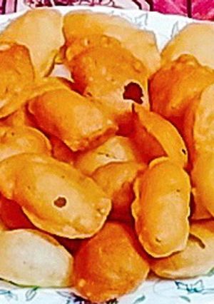A picture of Sooji ke golgappe.
