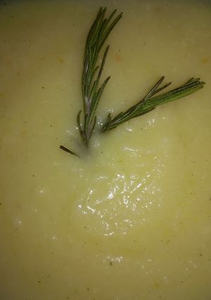 Φωτογραφία της συνταγής Vegan βελουτέ σούπα με κουνουπίδι και δενδρολίβανο