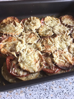 Una foto de Berenjenas con tomate al horno