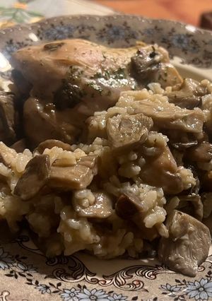 Una foto de Pollo meloso con Arroz y setas chinas