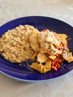 Una foto de Frijol panamito con filete de pollo con champiñones y mostaza