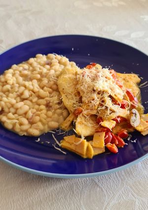 Una foto de Frijol panamito con filete de pollo con champiñones y mostaza