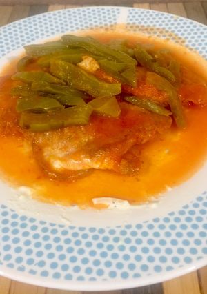Una foto de Tortitas de pollo con nopales al chile de árbol