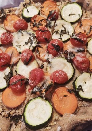 Une photo de ⭐⭐Tarte rôtie aux légumes, base houmous