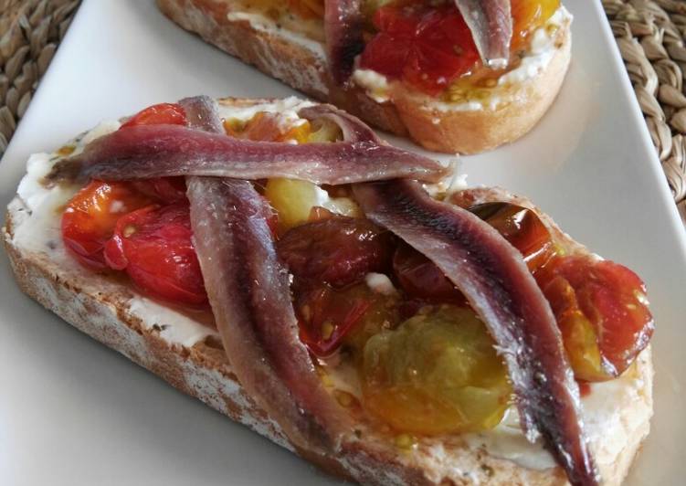 Tostadas de queso, cherry caramelizados y anchoa