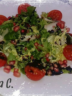 Una foto de Ensalada de rucula, escarola y canónigos, con cebolla caramelizada