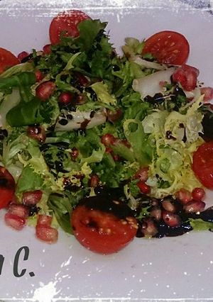 Foto principal de Ensalada de rucula, escarola y canónigos, con cebolla caramelizada