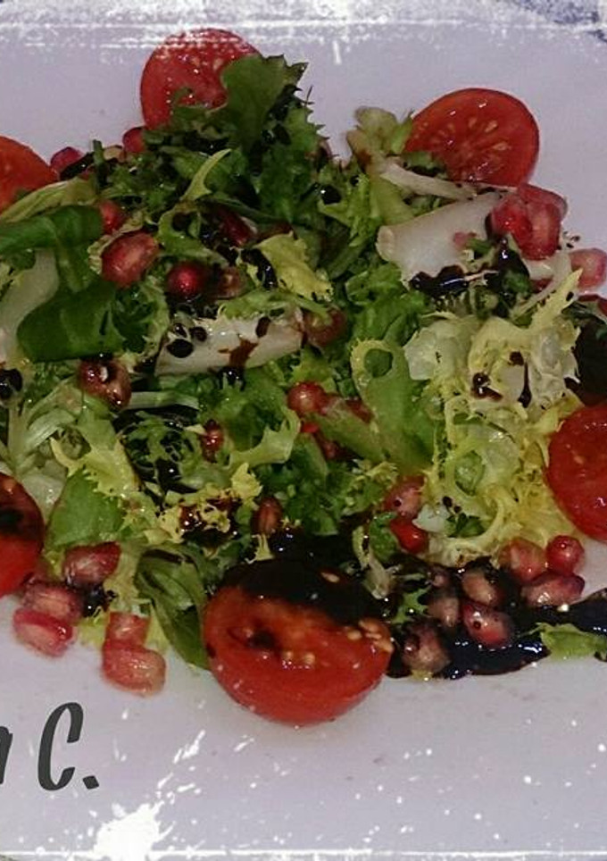 Una foto de Ensalada de rucula, escarola y canónigos, con cebolla caramelizada