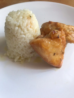Una foto de Pollo "al ajillo" con arroz blanco