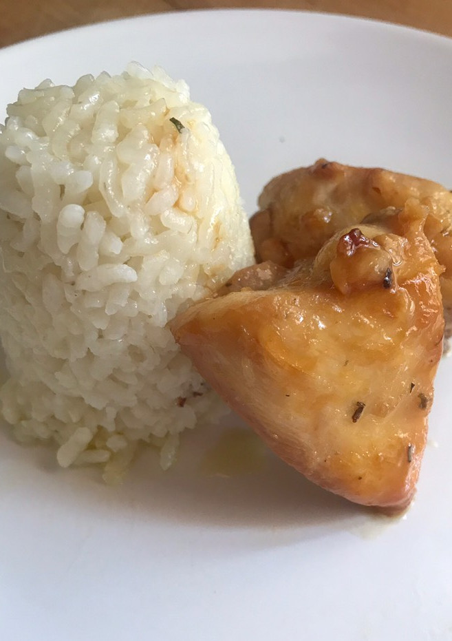 Una foto de Pollo "al ajillo" con arroz blanco