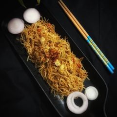 A picture of Burnt garlic chicken hakka noodles.