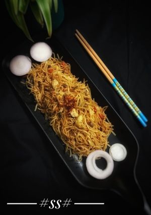 A picture of Burnt garlic chicken hakka noodles.