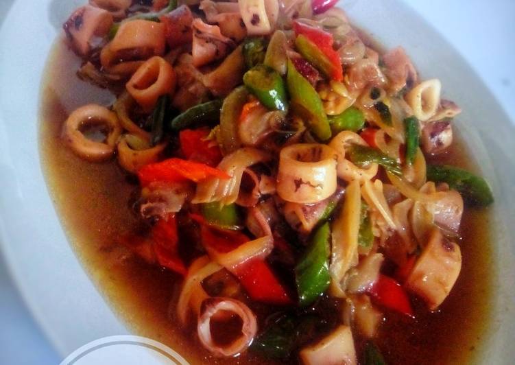 Bagaimana Menyiapkan Cumi jamur cabe ijo Lezat