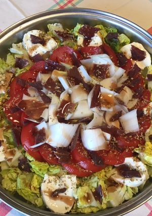 Une photo de Salade composée : sucrine endives tomates bœuf séché et mozzarella di buffala