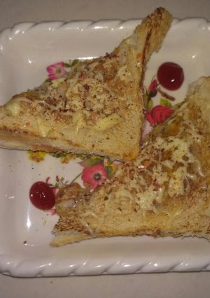 બ્રેડ પીઝા (Bread Pizza Recipe In Gujarati) રેસીપી મુખ્ય ફોટો