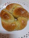 Couronne tressée aux olives et aux fromages