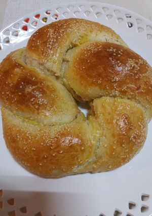 Une photo de Couronne tressée aux olives et aux fromages