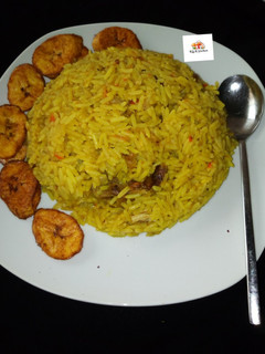 A picture of Curry jellof rice.