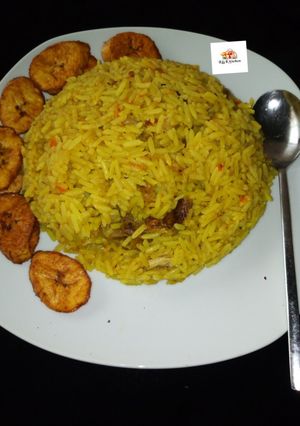 A picture of Curry jellof rice.
