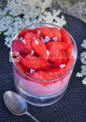 Une photo de Mousse de fraises à la fleur de sureau
