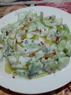 صورة لوصفة سلطة خيار وياغورت طبيعي